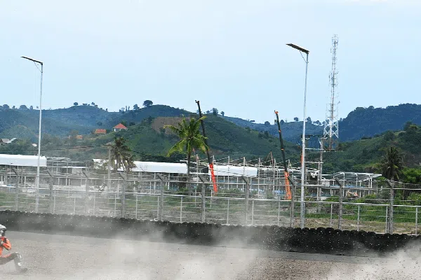 Lihat Lagi Momen Raul Fernandez Crash di Sirkuit Mandalika