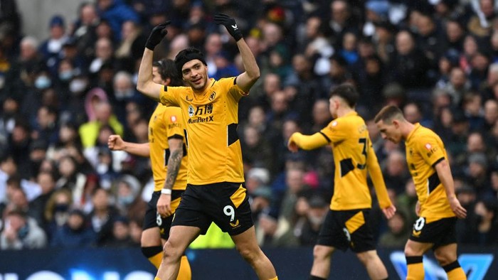 LONDON, ENGLAND - FEBRUARY 13: Raul Jimenez of Wolverhampton Wanderers celebrates scoring his sides first goal during the Premier League match between Tottenham Hotspur and Wolverhampton Wanderers at Tottenham Hotspur Stadium on February 13, 2022 in London, England. (Photo by Shaun Botterill/Getty Images)