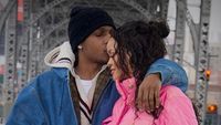 Sebelumya Dirahasiakan, Intip 6 Gaya Rihanna Pamer Kehamilan di Depan Publik
