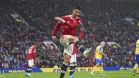Salah satu cara Ronaldo mengekspresikan kekesalan saat lawan Soton. Foto: AP/Jon Super