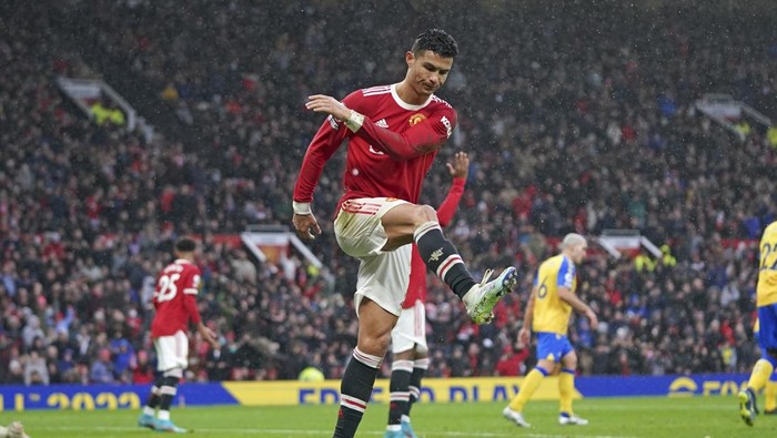 Ronaldo Manchester United's Cristiano Ronaldo reacts after missing a chance during the English Premier League soccer match between Manchester United and Southampton at Old Trafford stadium in Manchester, England, Saturday, Feb. 12, 2022. (AP Photo/Jon Super)