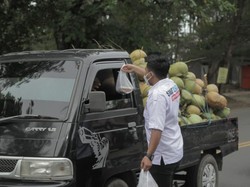 Bantu UMKM, Relawan Erick Thohir Borong Dagangan PKL di Bengkulu