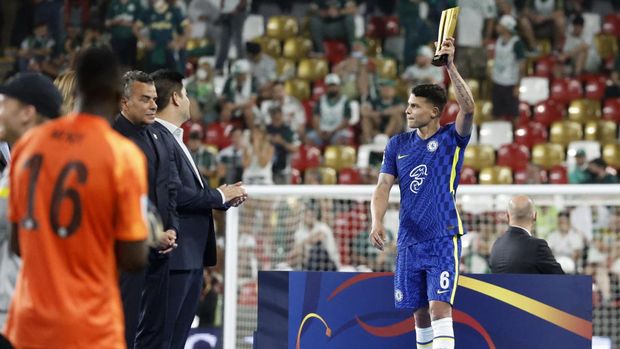 Soccer Football - Club World Cup - Final - Chelsea v Palmeiras - Mohammed Bin Zayed Stadium, Abu Dhabi, United Arab Emirates - February 12, 2022  Chelsea's Thiago Silva is presented an award REUTERS/Suhaib Salem