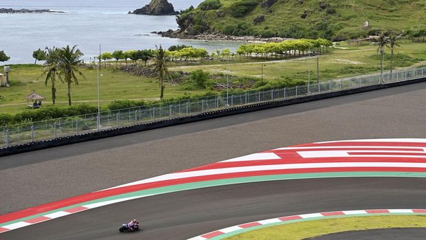 Pembalap Gresini Racing MotoGP Fabio Di Giannantonio memacu kecepatan motornya pada hari terakhir tes pramusim MotoGP 2022 di Pertamina Mandalika International Street Circuit, Lombok Tengah, NTB, Minggu (13/2/2022). ANTARA FOTO/Andika Wahyu/YU