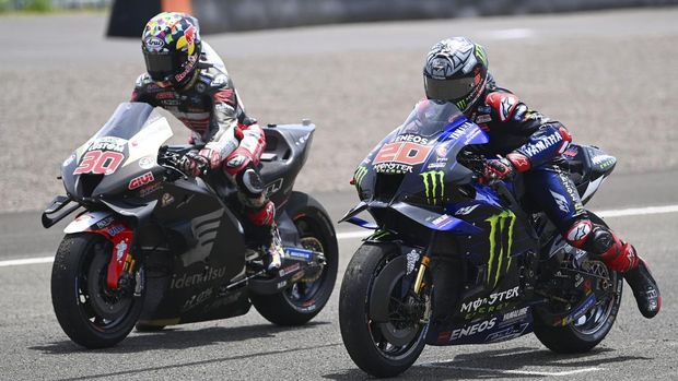 Pembalap Monster Energy Yamaha Fabio Quartararo berlatih start di samping pembalap LCR Honda Takaaki Nakagami pada hari terakhir tes pramusim MotoGP 2022 di Pertamina Mandalika International Street Circuit, Lombok Tengah, NTB, Minggu (13/2/2022). ANTARA FOTO/Andika Wahyu/YU