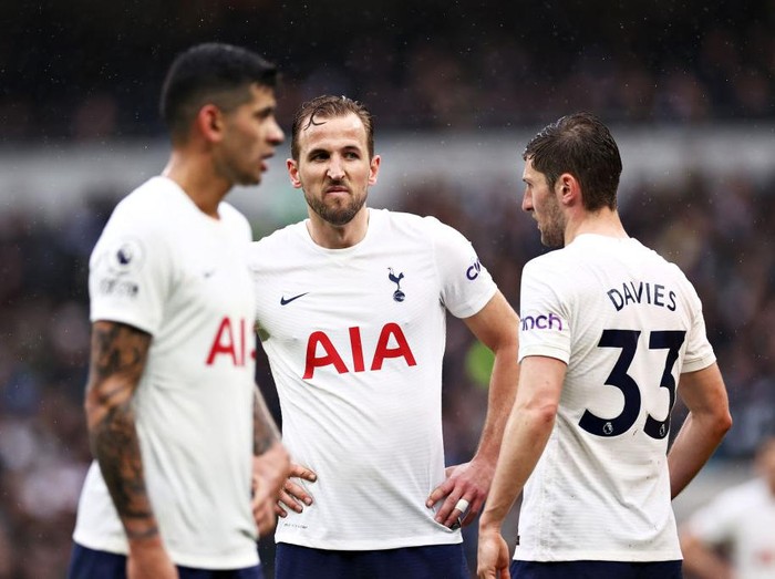 LONDON, ENGLAND - FEBRUARY 13: Harry Kane of Tottenham Hotspur looks on during the Premier League match between Tottenham Hotspur and Wolverhampton Wanderers at Tottenham Hotspur Stadium on February 13, 2022 in London, England. (Photo by Ryan Pierse/Getty Images)
