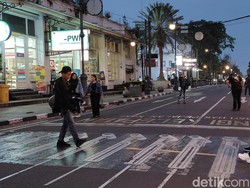 Warga Berburu Swafoto Saat Penutupan Jalan Asia Afrika Bandung