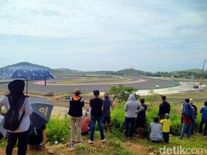 Sesasi Nonton MotoGP Mandalika dari Puncak Bukit Sesasi Nonton MotoGP Mandalika dari Puncak Bukit