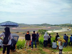 Kepo dengan Tes Pramusim MotoGP, Perbukitan Ramai oleh Warga