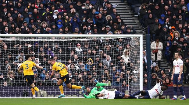 LONDON, ENGLAND - FEBRUARY 13: Leander Dendoncker of Wolverhampton Wanderers scores their sides second goal during the Premier League match between Tottenham Hotspur and Wolverhampton Wanderers at Tottenham Hotspur Stadium on February 13, 2022 in London, England. (Photo by Ryan Pierse/Getty Images)