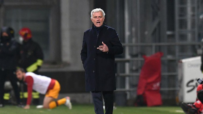 REGGIO NELLEMILIA, ITALY - FEBRUARY 13: Josè Mourinho head coach of AS Roma reacts during the Serie A match between US Sassuolo and AS Roma at Mapei Stadium - Citta del Tricolore on February 13, 2022 in Reggio nellEmilia, Italy. (Photo by Alessandro Sabattini/Getty Images)