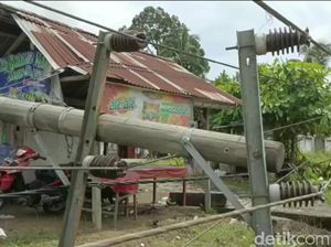 9 Tiang Aliran Listrik PLN Roboh Diterjang Angin Kencang di Jambi