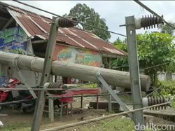 9 Tiang Aliran Listrik PLN Roboh Diterjang Angin Kencang di Jambi