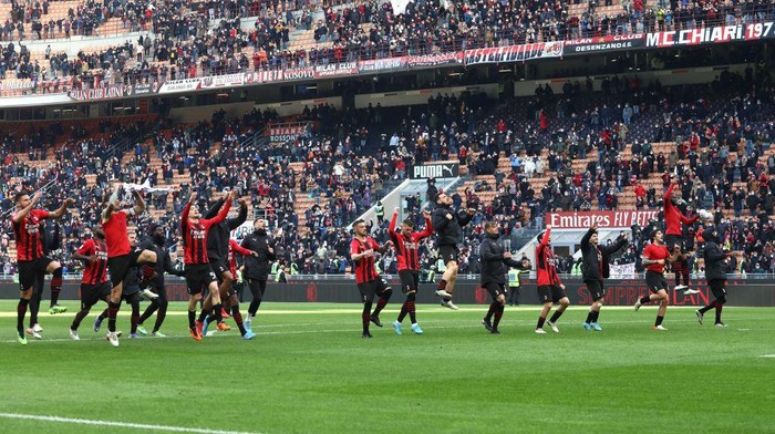 MILAN, ITALY - FEBRUARY 13: The players of the AC Milan celebrate a victory at the end of the Serie A match between AC Milan and UC Sampdoria at Stadio Giuseppe Meazza on February 13, 2022 in Milan, Italy. (Photo by Marco Luzzani/Getty Images)