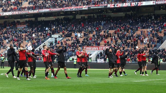 MILAN, ITALY - FEBRUARY 13: The players of the AC Milan celebrate a victory at the end of the Serie A match between AC Milan and UC Sampdoria at Stadio Giuseppe Meazza on February 13, 2022 in Milan, Italy. (Photo by Marco Luzzani/Getty Images)