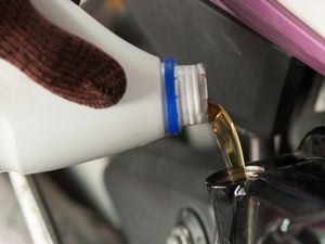 Rekomendasi Oli Motor Matic Terbaik di Indonesia