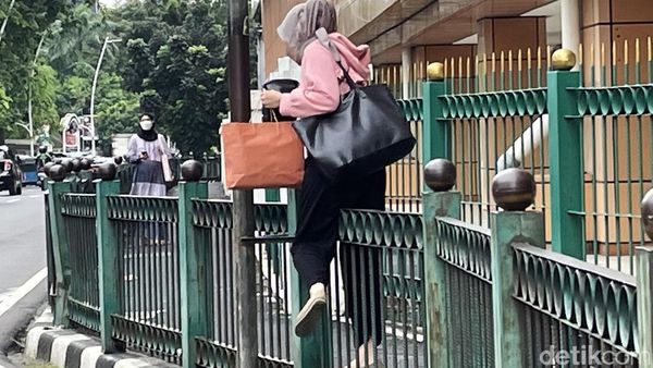 Enggan Memutar, Emak-emak Pilih Lompati Pagar Stasiun Cikini
