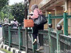 Video: Sering Dilompati Warga, Pagar Stasiun Cikini Kini Mau Ditinggikan Video: Sering Dilompati Warga, Pagar Stasiun Cikini Kini Mau Ditinggikan