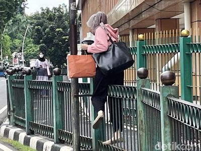 Enggan Memutar, Emak-emak Pilih Lompati Pagar Stasiun Cikini