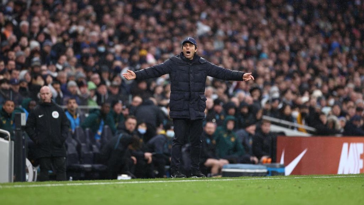 Conte dihadapkan dengan tugas berat jika ingin membawa Tottenham finis empat besar di Liga Inggris musim ini. Foto: Getty Images/Ryan Pierse