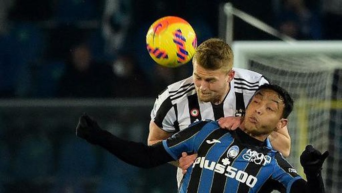 Juventus dutch defender Matthijs de Ligt (L) heads a ball next to Atalantas Colombian forward Luis Muriel during the Italian Serie A football match Atalanta vs Juventus at the Azzuri dItalia stadium in Bergamo on February 13, 2022. (Photo by Andreas SOLARO / AFP)