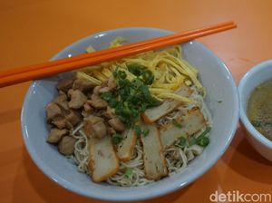 Bakmi Kering Haji Aman, Kuliner Halal dan Nyaman di Singkawang