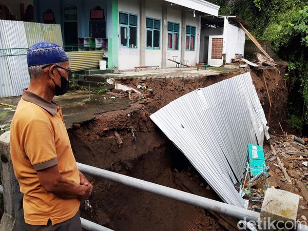 Bangunan PAUD-TK di Boyolali Rusak Akibat Longsor