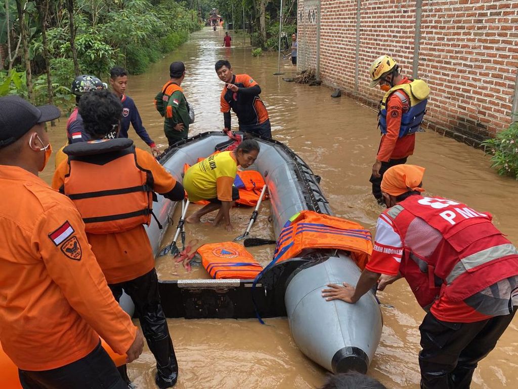 150 Warga Desa Ngasinan Terisolir Dampak Banjir di Ponorogo