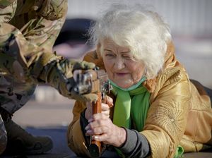 Bersiap Lawan Rusia, Emak-emak di Ukraina Berlatih Senjata Api