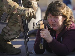 Ukraina Bagikan 18.000 Senjata ke Pasukan Cadangan di Kiev