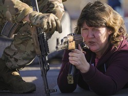 Ukraina Bagikan 18.000 Senjata ke Pasukan Cadangan di Kiev