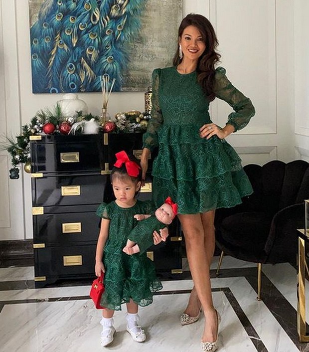 Chef Farah Quinn dan Adik Yaya mengenakan dress berbahan brokat berwarna hijau botol saat merayakan Natal