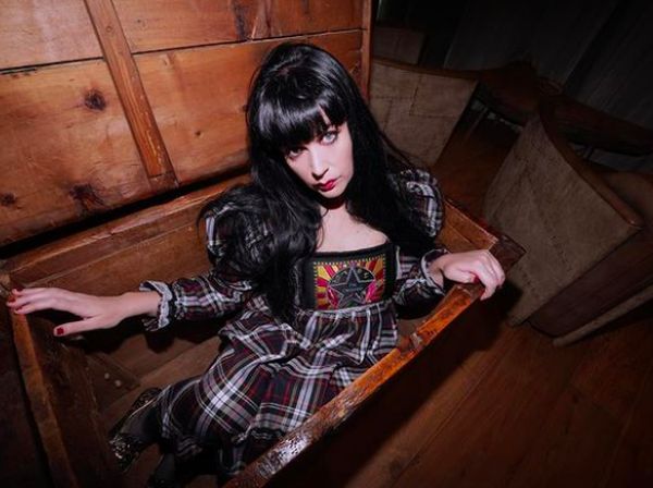 Foto: 8 Penampilan Misterius Penyanyi Gothic yang Ngaku Akan Dinikahi Hantu