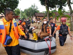 Tinjau Banjir, Bupati Giri Evakuasi Warga Terdampak dengan Perahu Karet