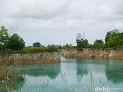 Melihat Pesona Danau Biru Singkawang