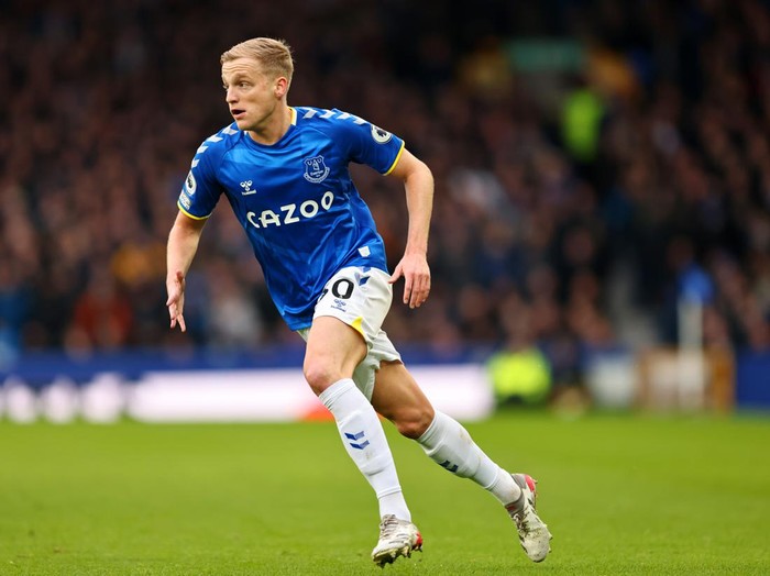 LIVERPOOL, ENGLAND - FEBRUARY 12: Donny van de Beek of Everton in action during the Premier League match between Everton and Leeds United at Goodison Park on February 12, 2022 in Liverpool, England. (Photo by Marc Atkins/Getty Images)