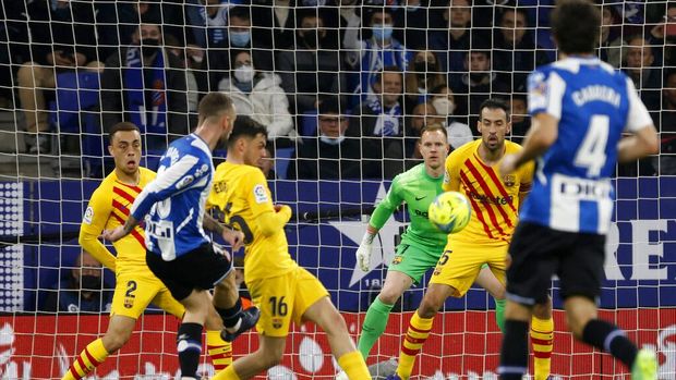 Espanyol vs Barcelona Espanyol's Sergi Darder, 2nd left, scores his side's first goal during a Spanish La Liga soccer match between RCD Espanyol and Barcelona at the Cornella-El Prat stadium in Barcelona, Spain, Sunday, Feb. 13, 2022. (AP Photo/Joan Monfort)