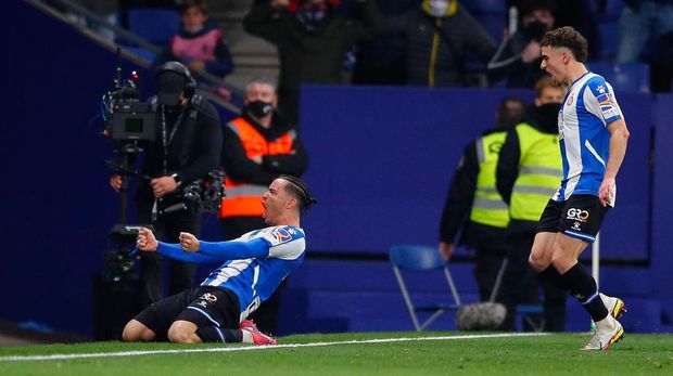 Espanyol vs Barcelona BARCELONA, SPAIN - FEBRUARY 13: Raul de Tomas of RCD Espanyol celebrates scoring their teams second goal with team mates during the LaLiga Santander match between RCD Espanyol and FC Barcelona at RCDE Stadium on February 13, 2022 in Barcelona, Spain. (Photo by Eric Alonso/Getty Images)