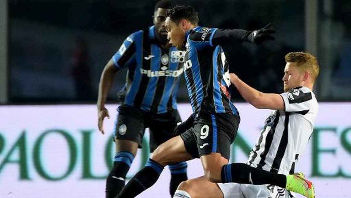Matthijs de Ligt dianggap layak dihukum penalti saat Atalanta vs Juventus. (Foto: AFP/ANDREAS SOLARO)