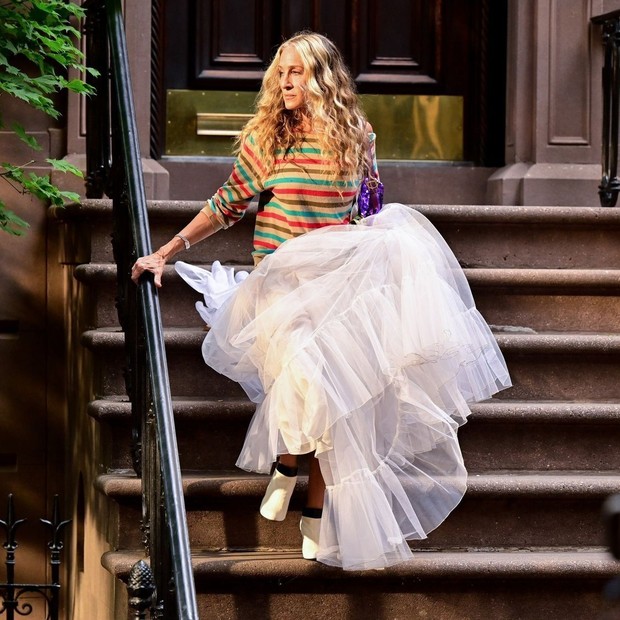 Outfit ikonis Carrie Bradshaw di And Just Like That episode 4/