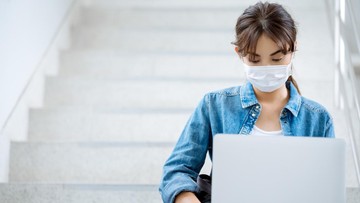 ilustrasi mahasiswa atau mahasiswi menggunakan laptop 169