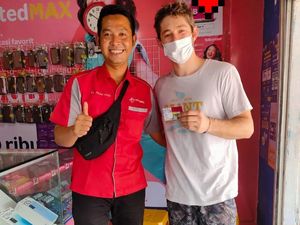 Momen Unik Para Rider MotoGP Beli Kartu Perdana di Konter Pulsa Momen Unik Para Rider MotoGP Beli Kartu Perdana di Konter Pulsa