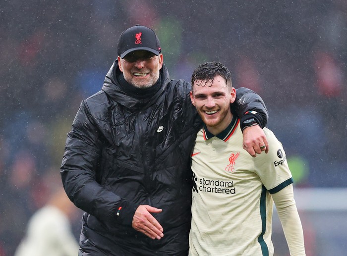 BURNLEY, ENGLAND - FEBRUARY 13: Jurgen Klopp, Manager of Liverpool celebrates their sides victory with Andrew Robertson after the Premier League match between Burnley and Liverpool at Turf Moor on February 13, 2022 in Burnley, England. (Photo by Alex Livesey/Getty Images)
