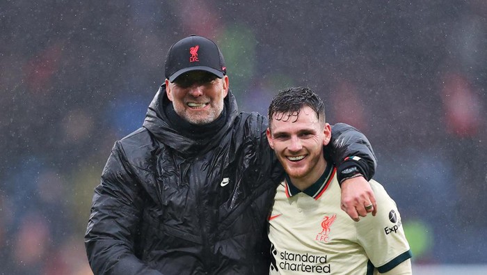 BURNLEY, ENGLAND - FEBRUARY 13: Jurgen Klopp, Manager of Liverpool celebrates their sides victory with Andrew Robertson after the Premier League match between Burnley and Liverpool at Turf Moor on February 13, 2022 in Burnley, England. (Photo by Alex Livesey/Getty Images)