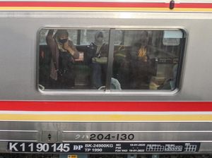 Antrean Penumpang di Stasiun Serpong dan Cawang Sempat Padat, Ini Kata KCI Antrean Penumpang di Stasiun Serpong dan Cawang Sempat Padat, Ini Kata KCI
