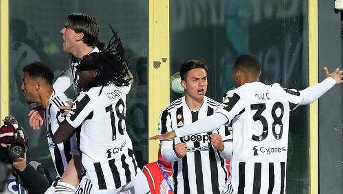 Juventus Brazilian defender Danilo (L) celebrates with teamtmates after scoring during the Italian Serie A football match Atalanta and Juventus at the Gewiss Stadium in Bergamo on February 13, 2022. (Photo by Andreas SOLARO / AFP)