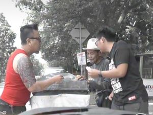 Kakek Ini Terharu Saat Satu Kerupuk Dagangannya Dilelang Rp 1 Juta