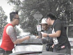 Kakek Ini Terharu Saat Satu Kerupuk Dagangannya Dilelang Rp 1 Juta
