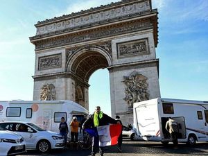 Ikut Konvoi Antivaksin Corona, 81 Orang Ditahan di Paris Ikut Konvoi Antivaksin Corona, 81 Orang Ditahan di Paris