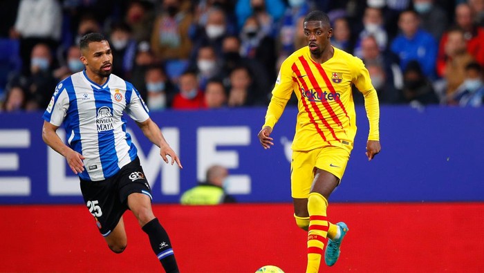 BARCELONA, SPAIN - FEBRUARY 13: Yangel Herrera of RCD Espanyol competes for the ball with Ousmane Dembele of FC Barcelona during the LaLiga Santander match between RCD Espanyol and FC Barcelona at RCDE Stadium on February 13, 2022 in Barcelona, Spain. (Photo by Eric Alonso/Getty Images)